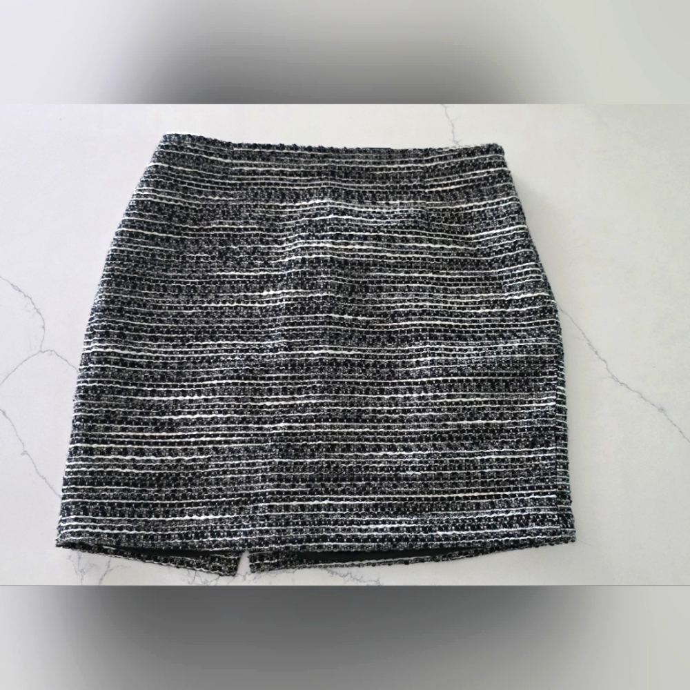 NWT Tahari Elegant Black and White Tweed Mini Skirt